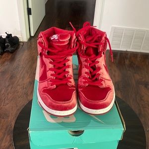 Nike Dunk Premium SB. Red Velour
